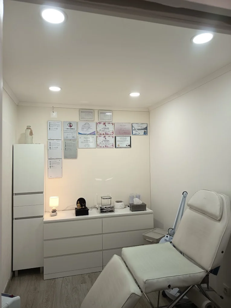 Espaço de estética com focos de iluminação no teto