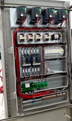 Interior de quadro elétrico com variadores, contactores e cablagem