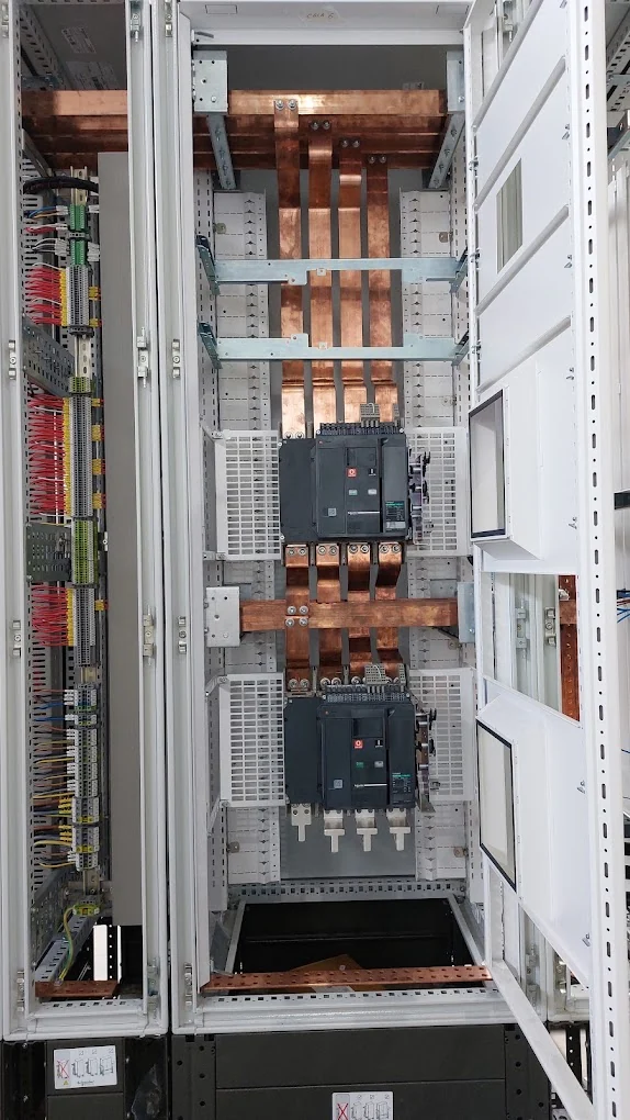 Interior de quadro elétrico com barramentos de cobre e disjuntores de potência