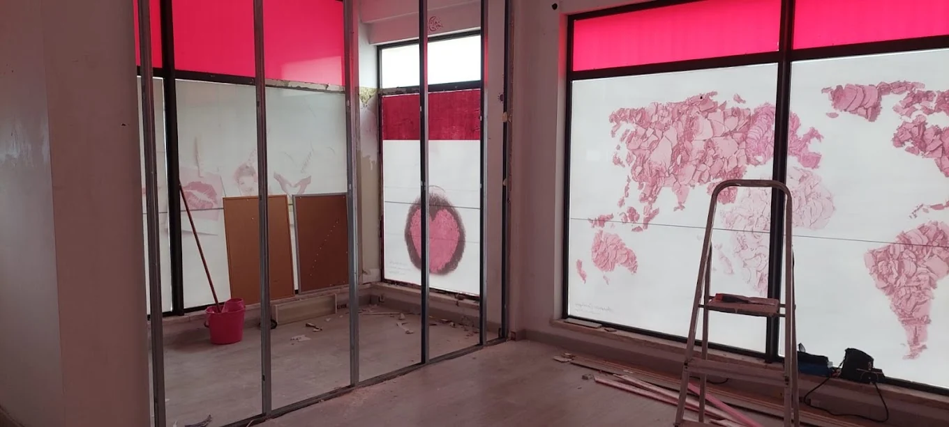 Espaço interior em fase de obra com perfis e escadote