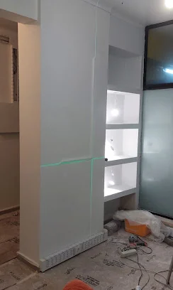 Nichos iluminados numa parede em fase de obra