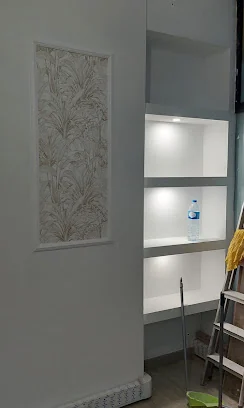 Parede com nichos e iluminação integrada