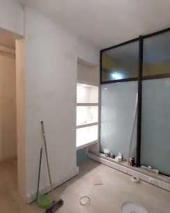 Espaço em fase de intervenção com nichos iluminados