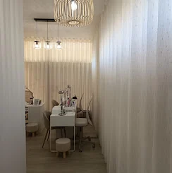Espaço interior com iluminação suspensa
