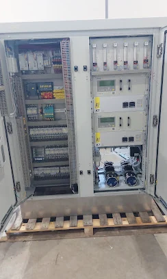 Armário elétrico com componentes de potência e comando