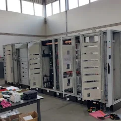 Vários armários elétricos abertos num espaço de trabalho
