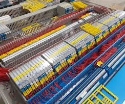 Detalhe de bornes e cablagem organizada num quadro elétrico