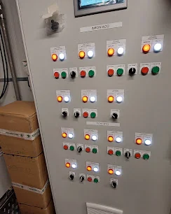 Painel de comando com botões e sinalizadores luminosos
